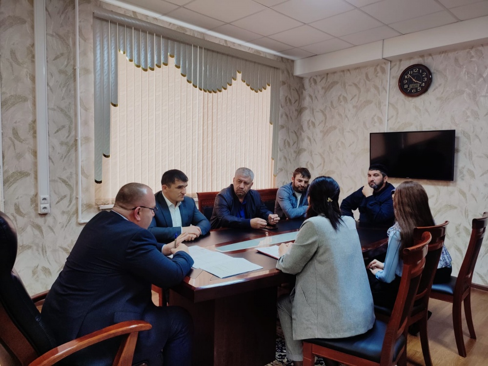 В администрации Хасавюртовского района обсудили вопросы приобретения жилья детям – сиротам