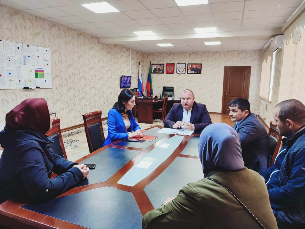 В администрации Хасавюртовского района обсудили вопросы приобретения жилья детям – сиротам