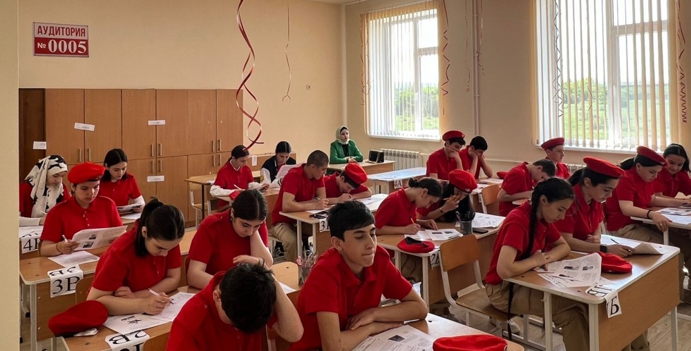 Учащиеся Хасавюртовского района написали «Диктант Победы».