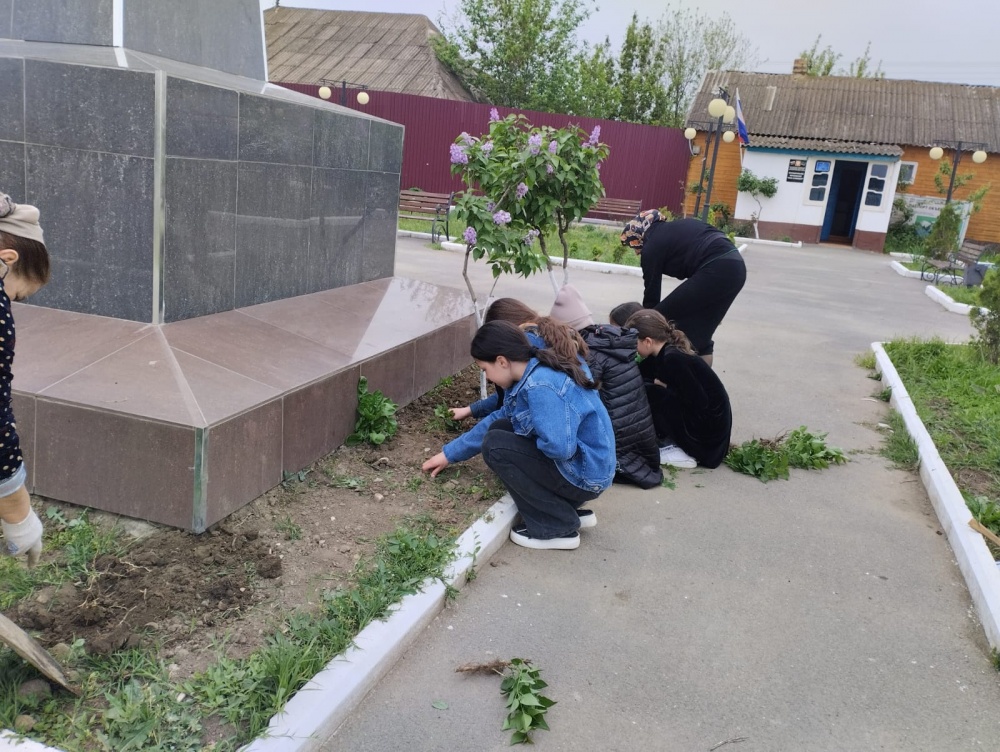Особое внимание в ходе общереспубликанского субботника в Хасавюртовском районе уделили  Памятникам, Мемориалам, Обелискам и захоронениям участников ВОВ общественным паркам и скверам