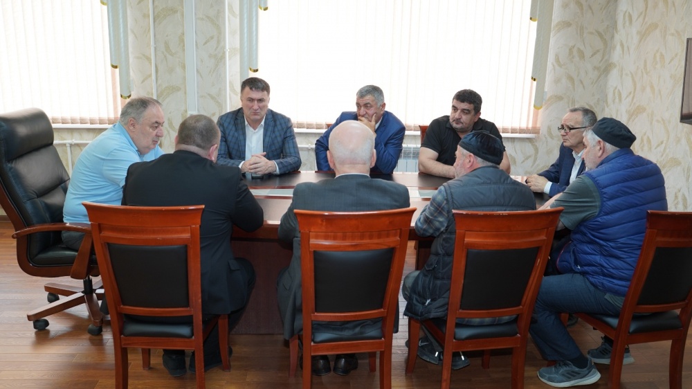 В администрации  Хасавюртовского района депутат НС РД Руслан Ибрагимов в рамках приема граждан провел встречу с представителями  общественности селения Новогагатли