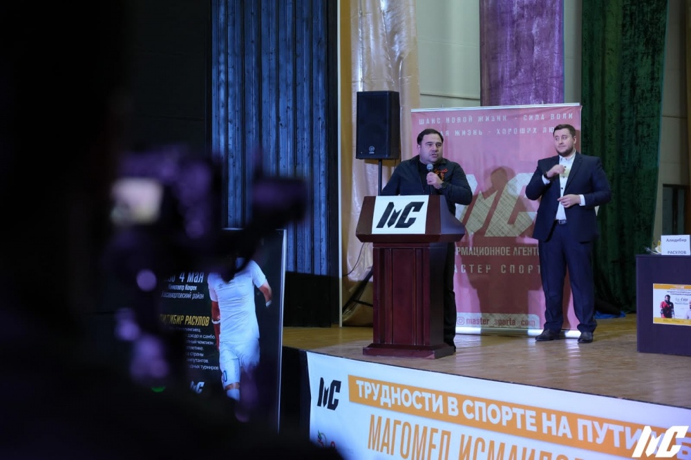 Глава Хасавюртовского района  Арсланбек Алибеков наградил Благодарственными письмами Администрации МР титулованных  спортменов Магомеда Исмаилова и Алидибира Расулова