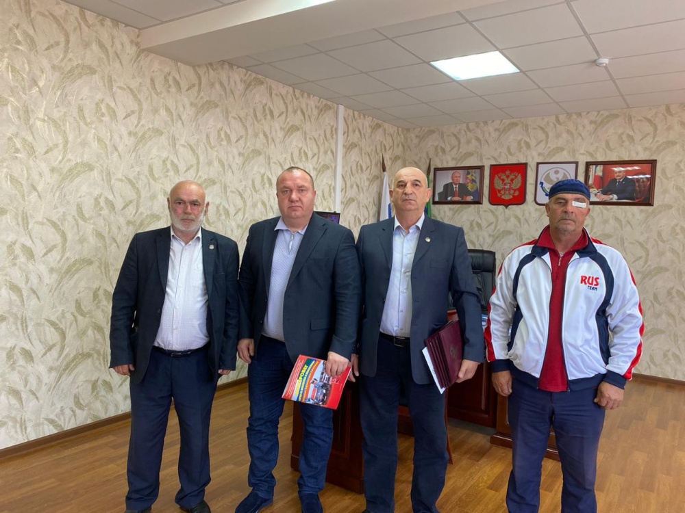 В администрации Хасавюртовского района прошла встреча с руководством Союза ветеранов Афганистана по вопросам проведения патриотического автопробега посвященного 78 летию Победы