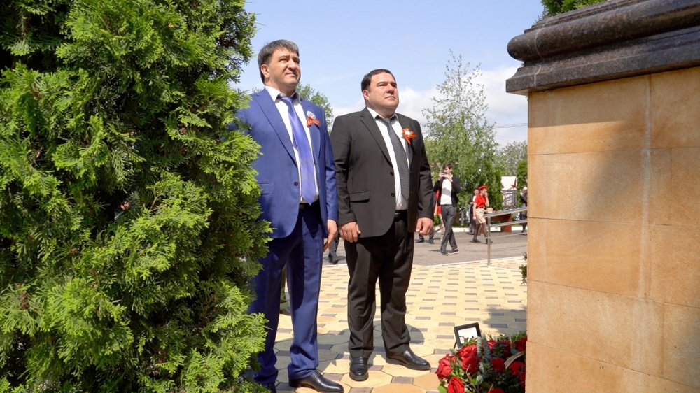 Власти Хасавюртовского района министры депутаты Народного Собрания РД  возложили цветы у Памятника воинам ВОВ