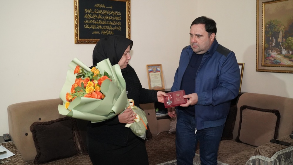 Глава Хасавюртовского района вручил Ордена Мужества родным погибших военнослужащих в ходе Специальной военной операции