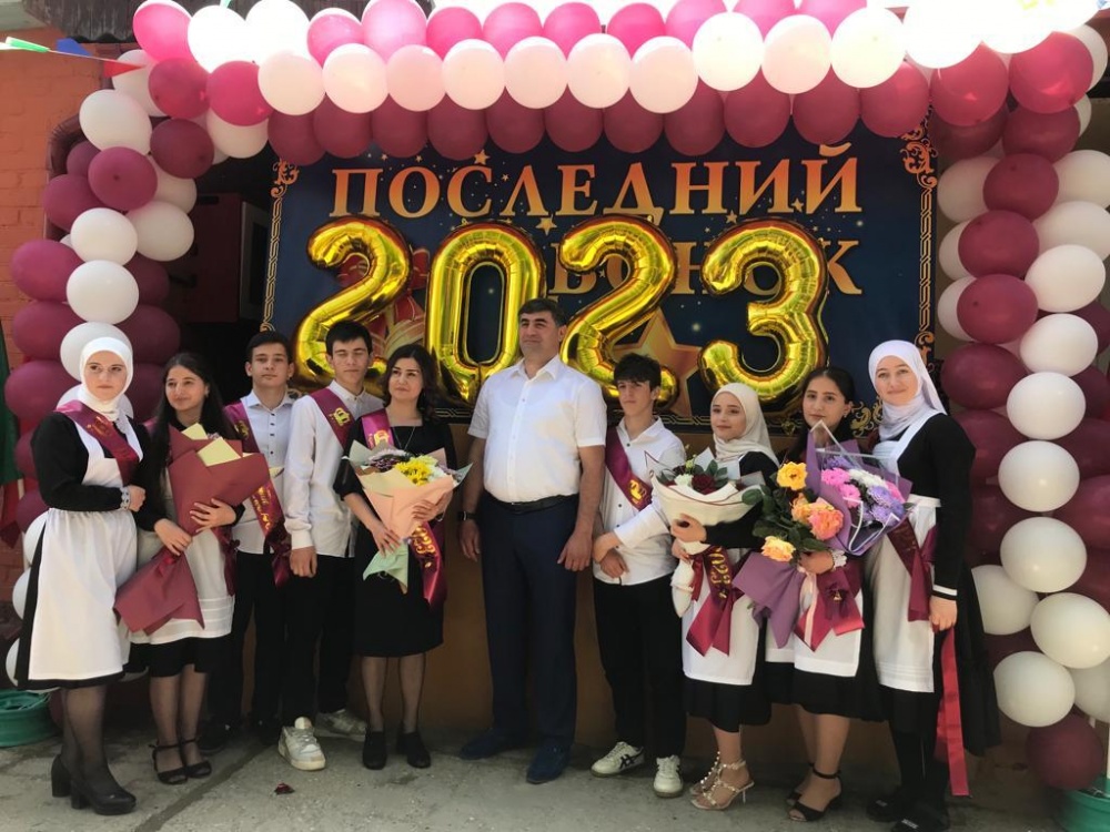 Глава Хасавюртовского района поздравил выпускников с «Последним звонком»