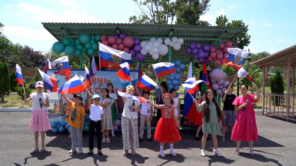 Праздничные  концертные  программы  посвященные  Дню России представили жителям Хасавюртовского района