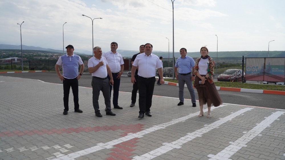 Глава Хасавюртовского района ознакомился с условиями отдыха детей в летних пришкольных оздоровительных  лагерях дневного пребывания