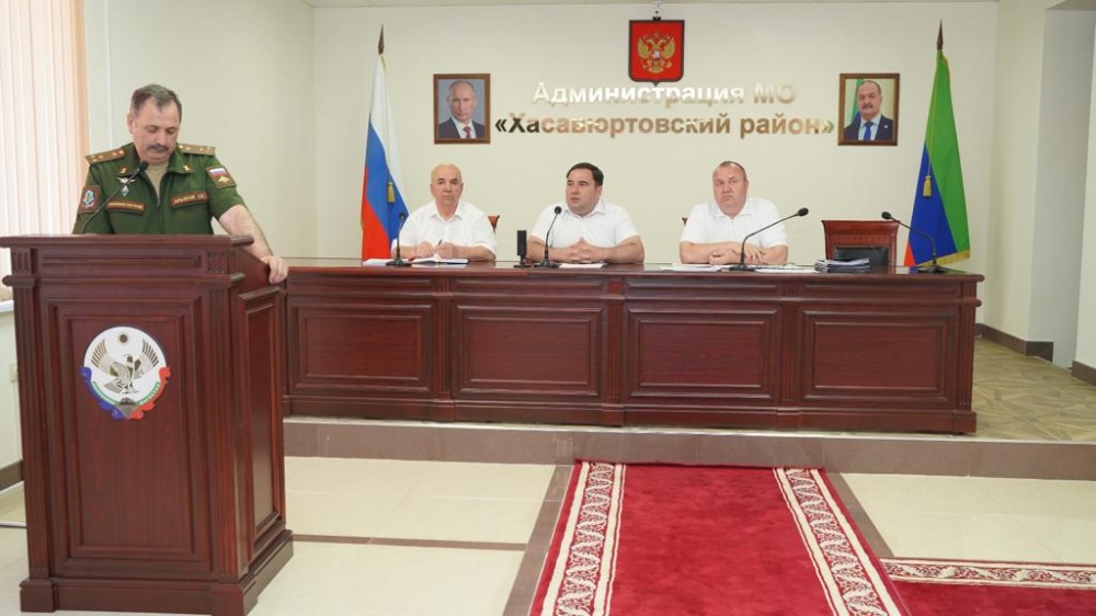Глава  Хасавюртовского района провел   рабочее совещание по вопросам налогооблажения и хода весеннего призыва