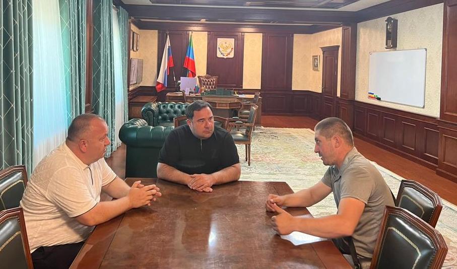 Глава Хасавюртовского района встретился с участником СВО