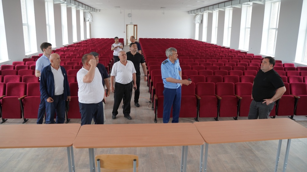 Глава Хасавюртовского района проинспектировал ход строительства новых школ в поселениях муниципалитета