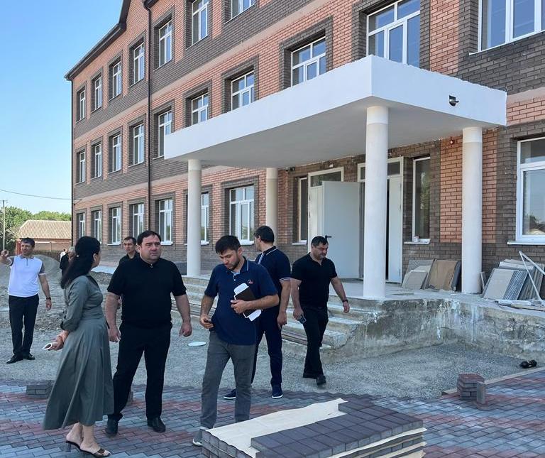 Глава Хасавюртовского района проинспектировал ход строительства новых школ в поселениях муниципалитета