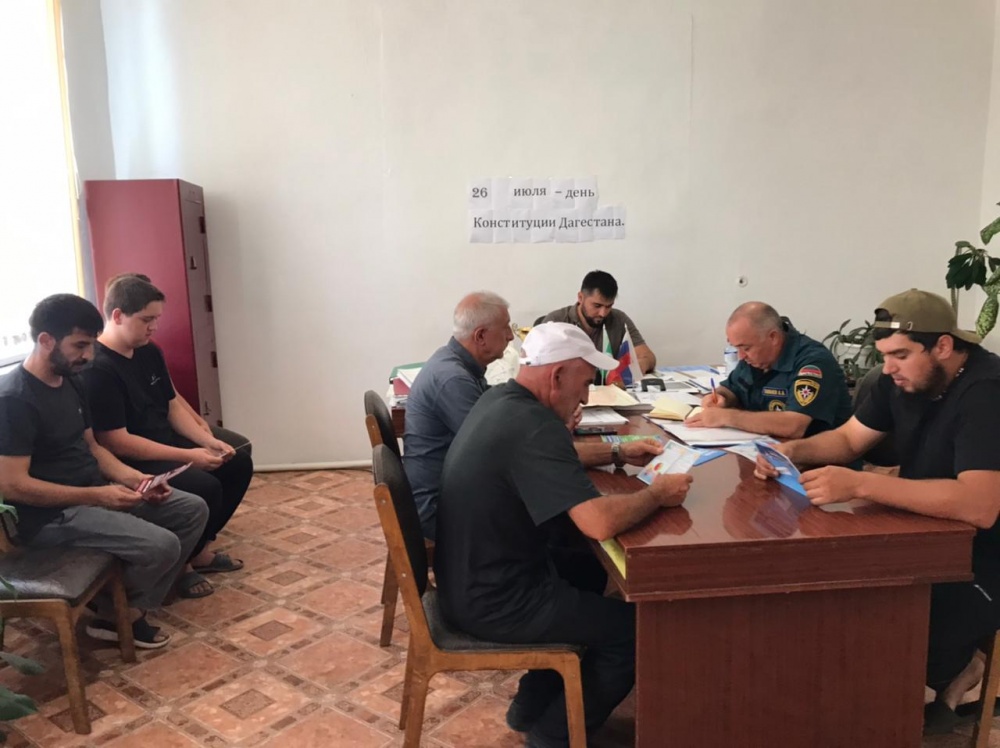 Специалисты МКУ «Управление по делам ГО ЧС Хасавюртовский район» проводят занятия по соблюдению правил пожарной безопасности и  на водоемах в летний период