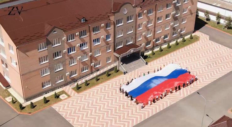 В Хасавюртовском районе в честь праздника по традиции развернули государственный флаг России