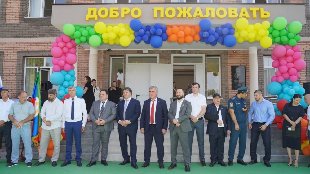 Власти Хасавюртовского района торжественно открыли в День знаний новую современную школу в селении Хамавюрт