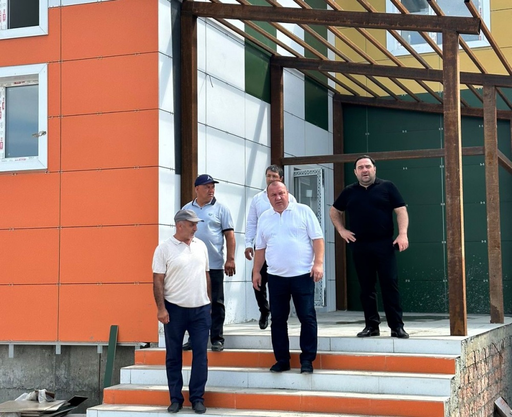 Глава Хасавюртовского района проинспектировал  ход строительства дошкольного учреждения в  рамках реализации национального проекта « Демография»