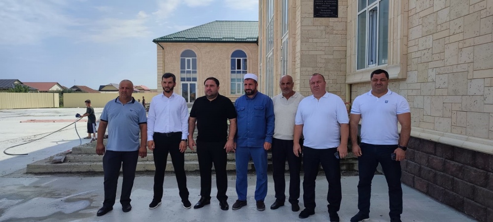 Глава муниципального района посетил центральную мечеть в с. Куруш Хасавюртовского района