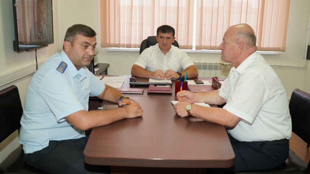 В администрации Хасавюртовского района прошло рабочее совещание с госинспектором Ростехнадзора