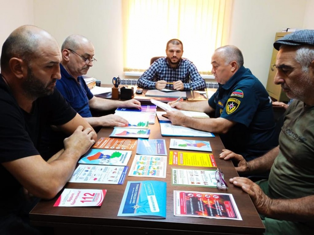 Специалисты МКУ «Управление по делам ГО и ЧС Хасавюртовского района продолжают занятия по соблюдению правил ПБ  и ликвидации ЧС