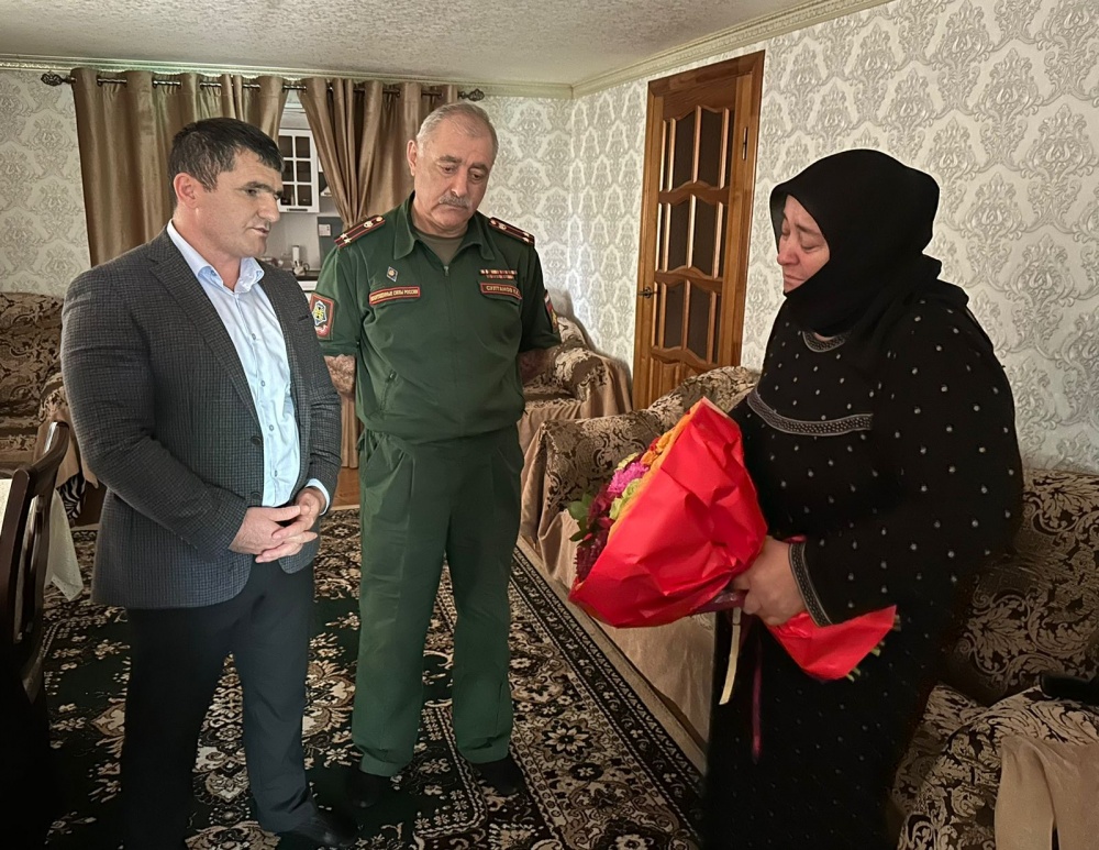 Власти  Хасавюртовского района передали  родителям   погибшего  военнослужащего  в ходе спецоперации на Украине « Орден мужества»