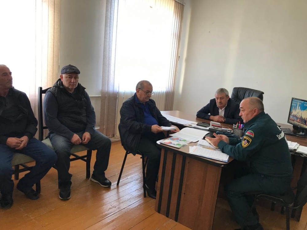 Специалисты МКУ «Управление по делам ГО и ЧС Хасавюртовского района» продолжают проводить занятия по соблюдению правил ПБ и ликвидации чрезвычайных ситуаций