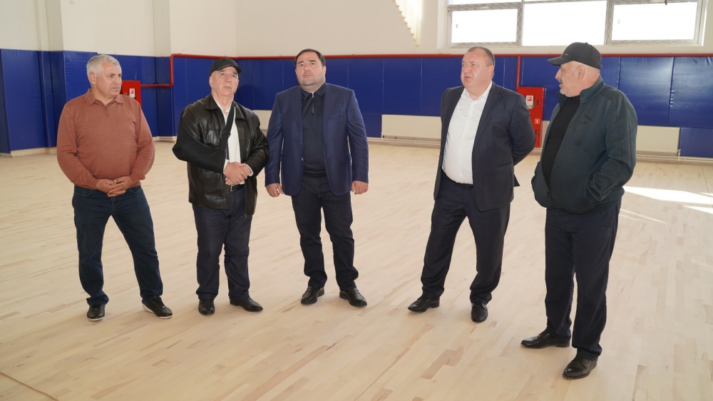 Глава Хасавюртовского района проинспектировал  ход строительства нового физкультурно-оздоровительного комплекса в селении Эндирей