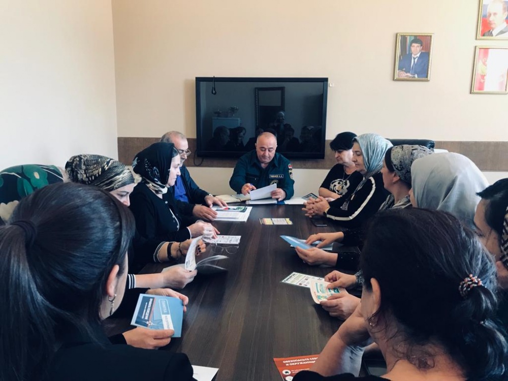 Специалисты МКУ «Управление по делам ГО и ЧС Хасавюртовского района» продолжают выездные занятия и объектовые тренировки школах