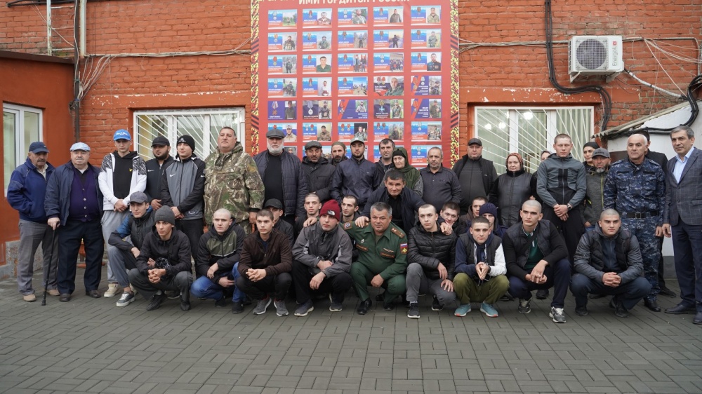 Власти Хасавюртовского района проводили очередную группу призывников в рамках осенней  призывной кампании