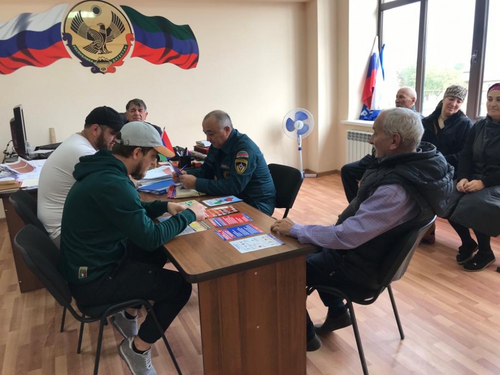 Специалисты МКУ «Управление по делам ГО и ЧС Хасавюртовского района» продолжают проводить занятия по соблюдению правил пожарной безопасности и ликвидации ЧС