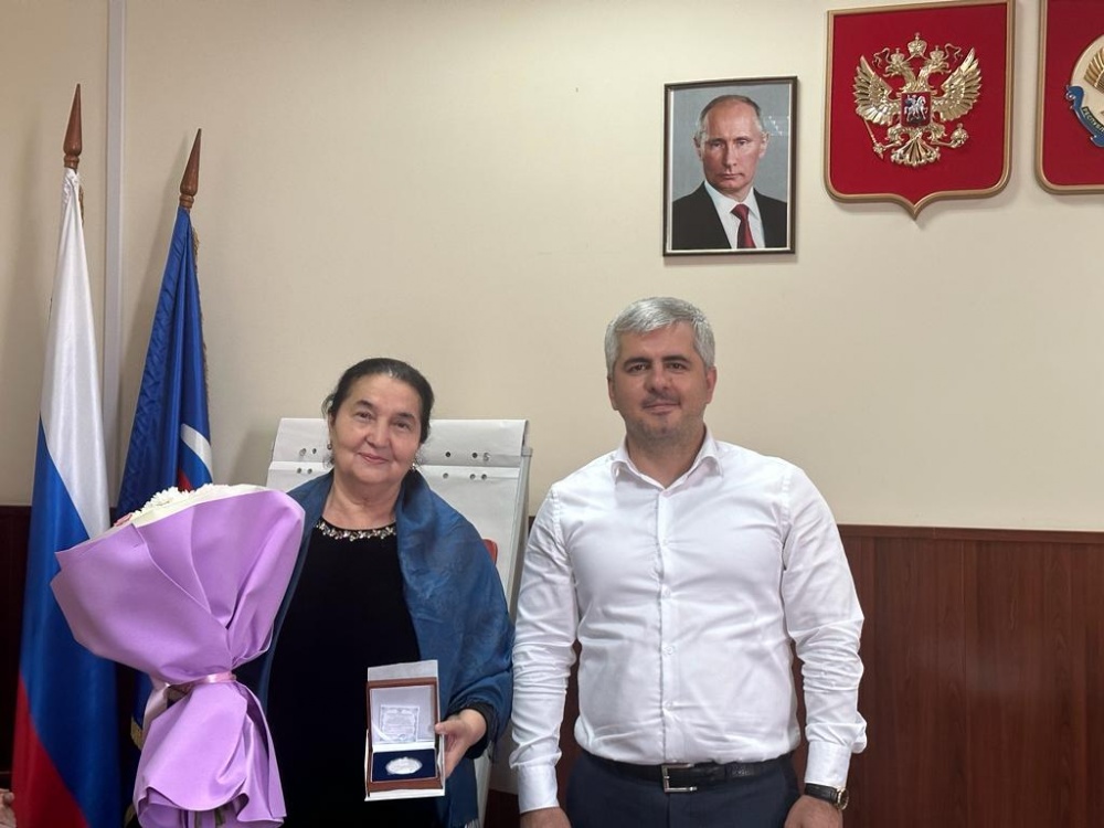 Исполнительный  секретарь  Хасавюртовского районного МО ВПП «Единая Россия» Асяит Арсланханова награждена памятной медалью  «20 лет ЕДИНАЯ РОССИЯ»