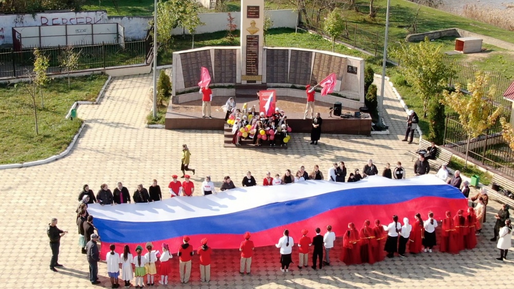 В честь Дня народного единства в Хасавюртовском районе развернули Флаг РФ
