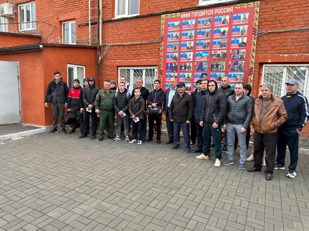 Депутаты НС РД от  Хасавюртовского района проводили очередную группу призывников в рамках осенней призывной кампании