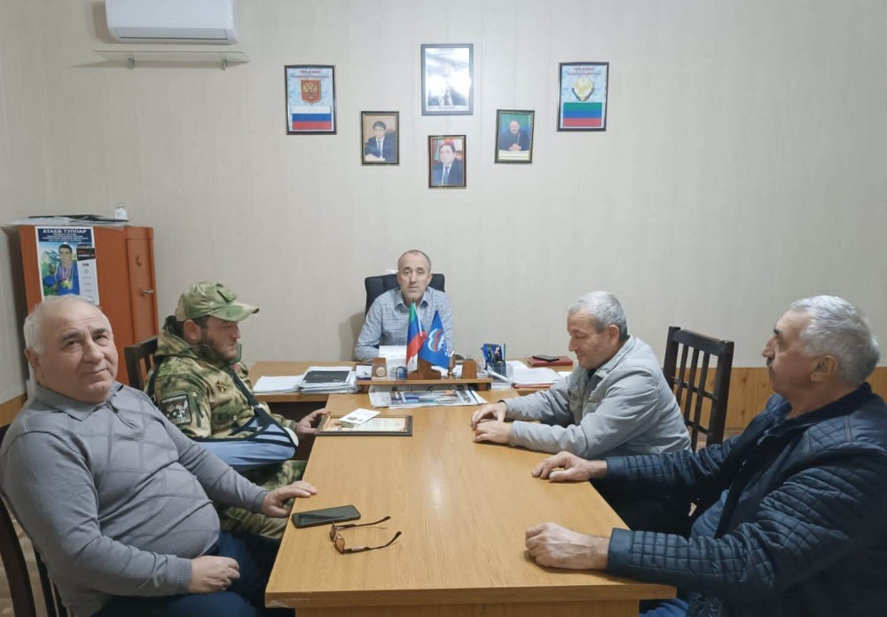 В  администрации селения  Аксай Хасавюртовского района  чествовали   участника  СВО старшего лейтенанта Отарчиева Альберта