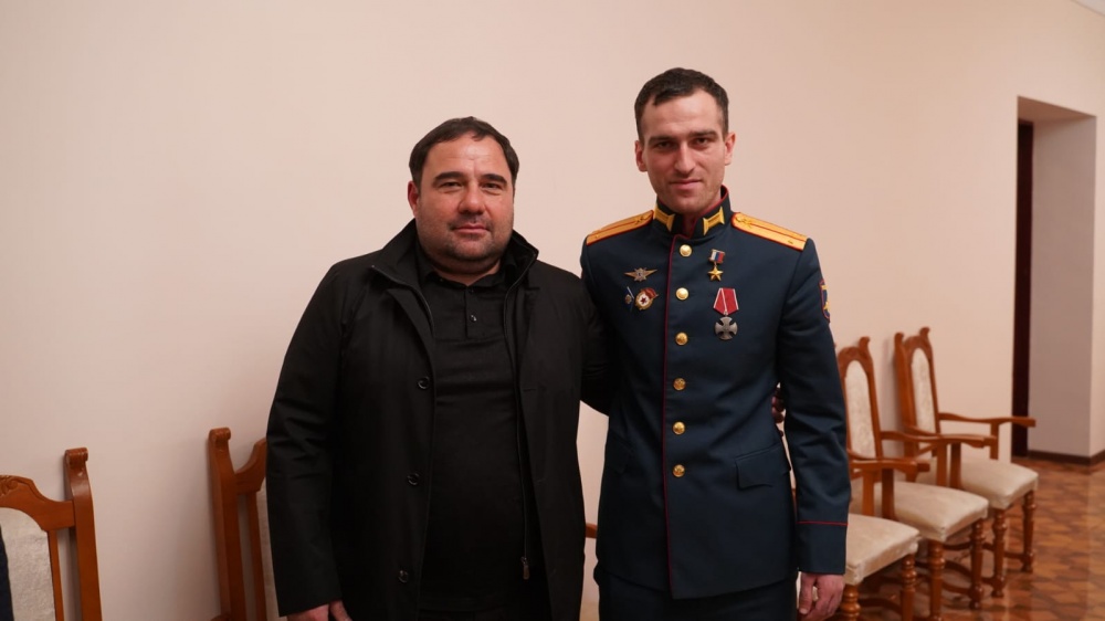 Власти Хасавюртовского района торжественно встретили в аэропорту Махачкалы Героя России Темирлана  Абуталимова