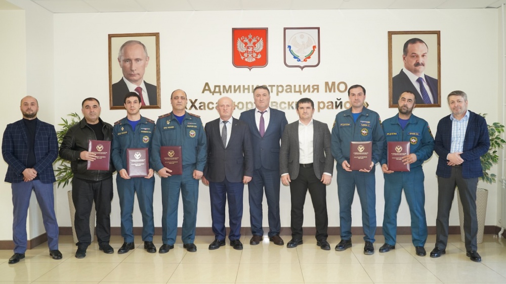 В честь профессионального праздника Глава Хасавюртовского района отметил Благодарственными письмами руководство и сотрудников ГКУ Центр ГО и ЧС  Противопожарной службы РД и ПСО ФПС ГУ МЧС по РД