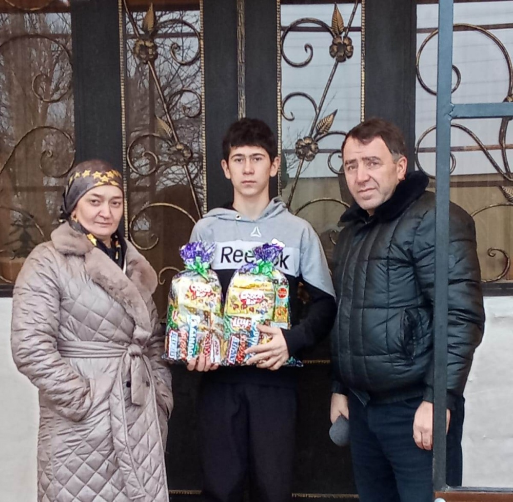 Власти Хасавюртовского района продолжают посещение  детей с вручением подарков  в рамках  Всероссийской акции «Ёлка желаний»