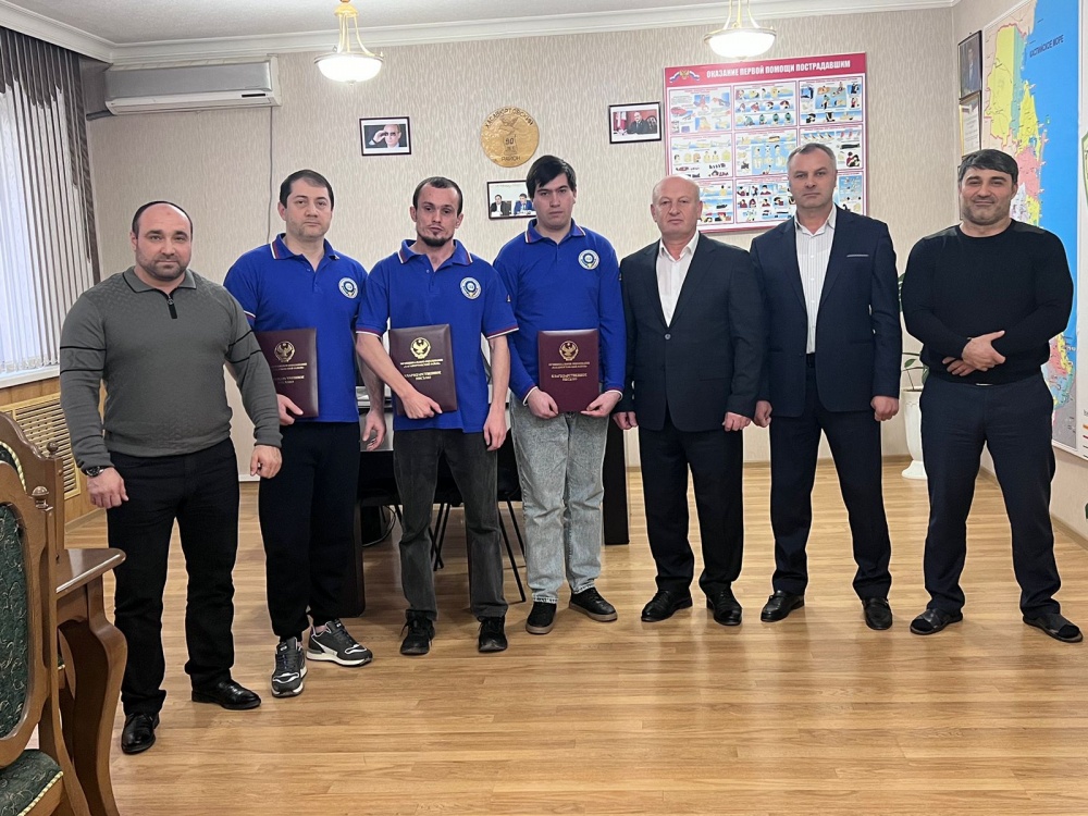В честь профессионального праздника Глава Хасавюртовского района отметил Почетными Грамотами и Благодарственными письмами МР руководство и сотрудников МКУ ЕДДС