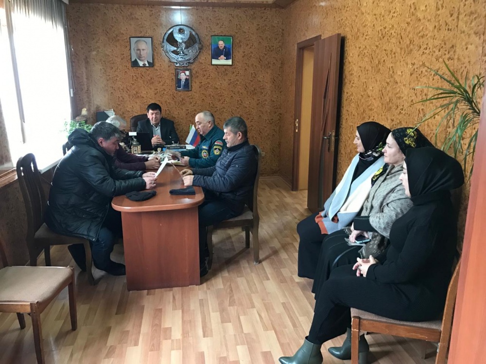 Специалисты МКУ «Управление по делам ГО ЧС «Хасавюртовский район» продолжают проводить занятия по соблюдению правил ПБ и ликвидации чрезвычайных ситуаций