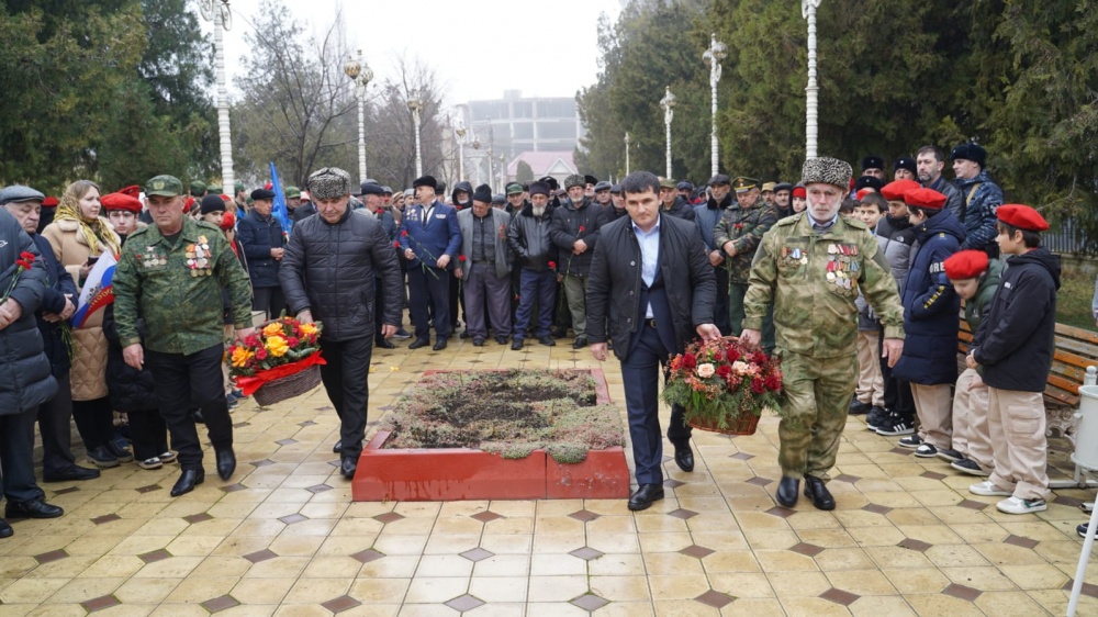 Власти Хасавюртовского района возложили цветы у Мемориального комплекса участникам афганских событий