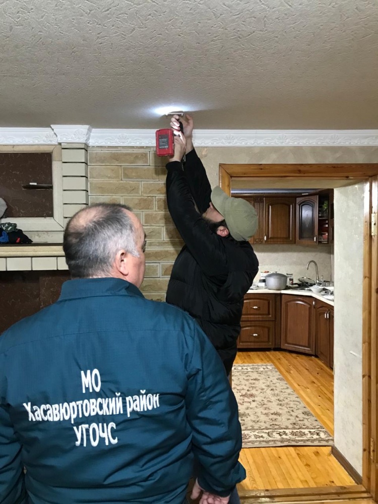 В Хасавюртовском районе проводится адресная работа по установке в жилищах многодетных и социально незащищенным семьям автономных пожарных извещателей