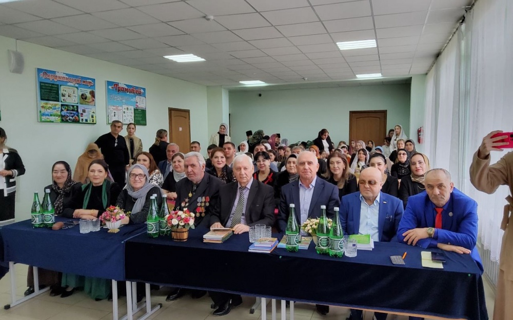 В  МКОУ «Эндирейская СОШ №1» прошла литературно-музыкальная композиция в рамках Международного  дня родных языков