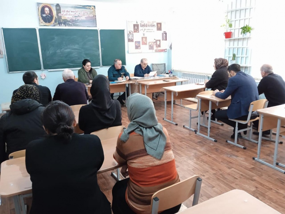 Специалисты МКУ «Управление по делам ГО и ЧС Хасавюртовского района» продолжают выездные занятия и объектовые тренировки школах