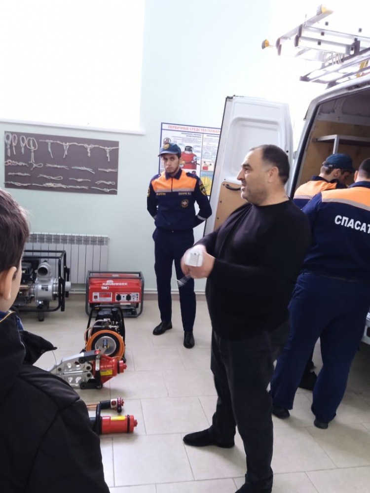 Сотрудники  МКУ «Управление по делам ГО и ЧС Хасавюртовского района» для учащихся провели  экскурсию в поисково-спасательной службе в с.Эндирей