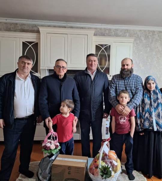 В рамках Года семьи и преддверии 8 марта власти  Хасавюртовского района посещают  многодетные  семьи в поселении района