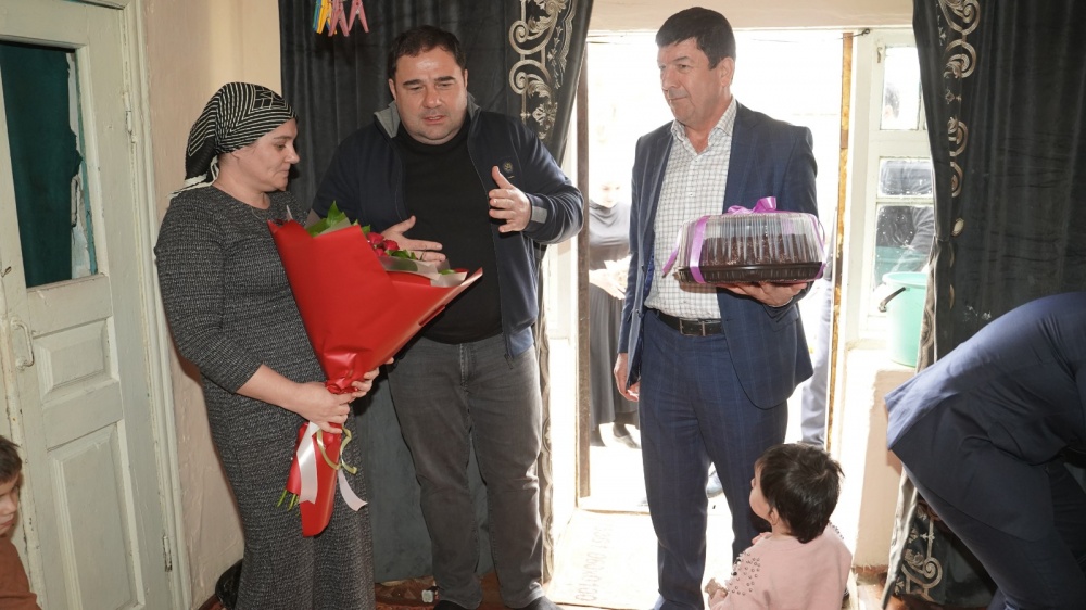 В рамках Года семьи и преддверии 8 марта Глава Хасавюртовского района навестил многодетную семью в поселении района