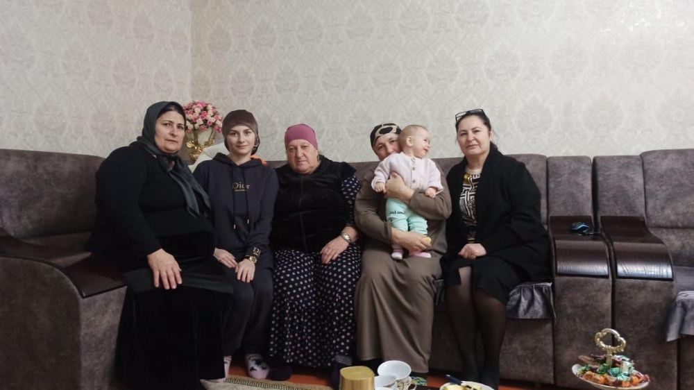 В  канун праздника 8 марта работники библиотек  посещают семьи участников СВО