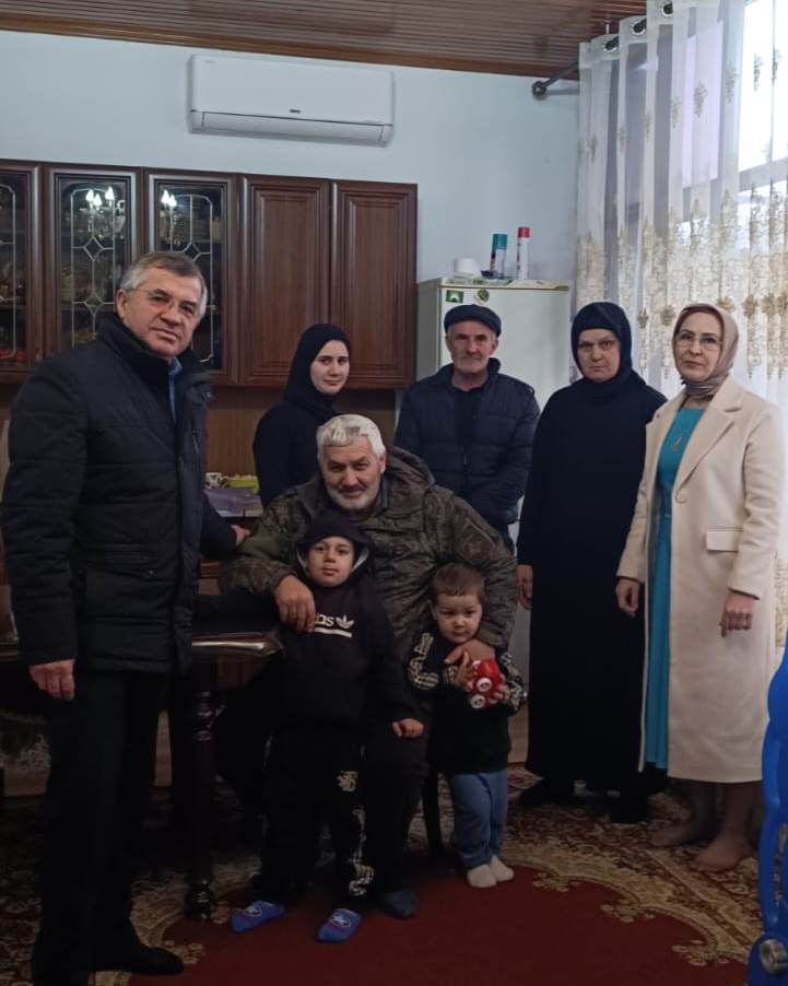 Власти Хасавюртовского района  продолжают посещение семей  погибших участников СВО