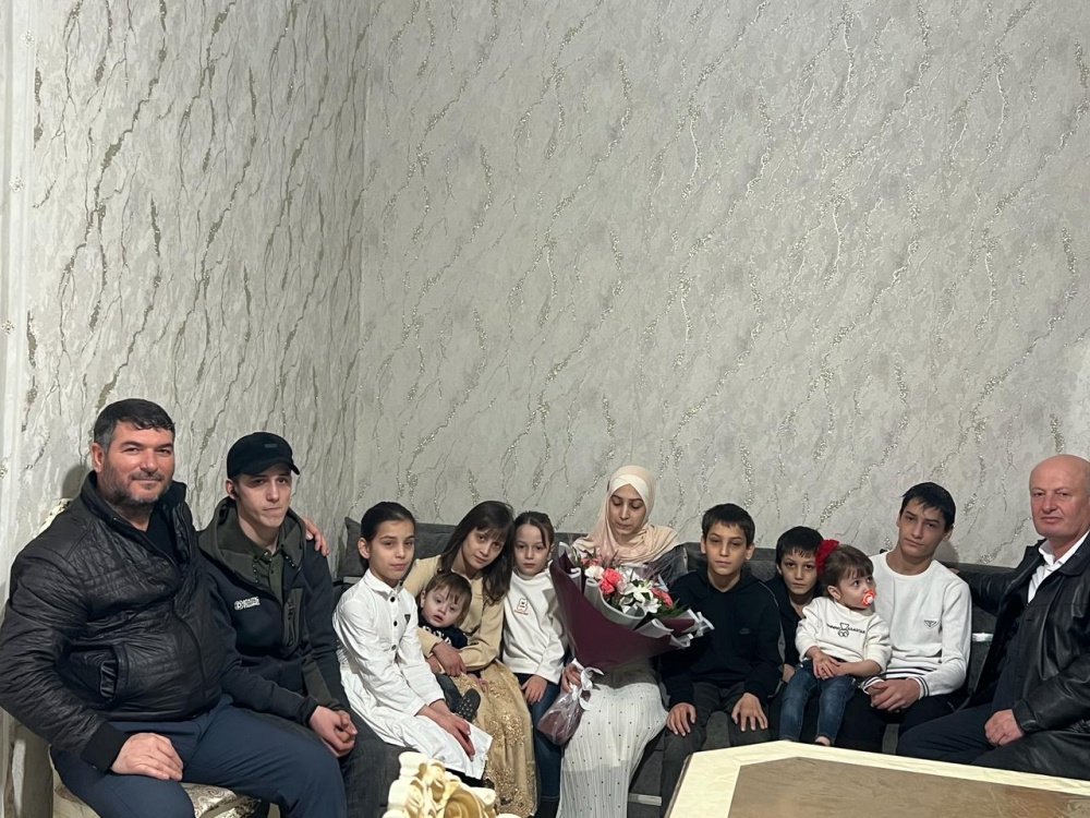 Власти Хасавюртовского района продолжают посещение многодетных семей