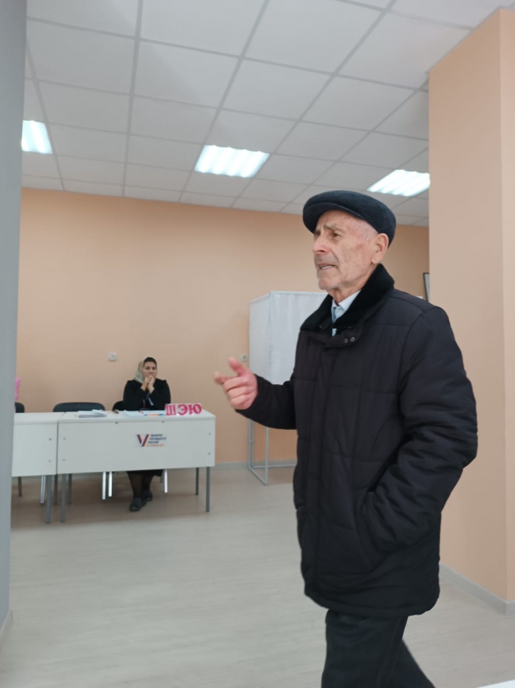 Старшее поколение и молодежь активно участвуют в выборах на своих территориальных участках