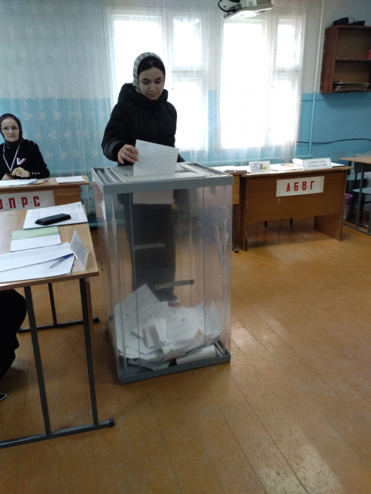 На избирательных участках растёт количество молодёжи первый раз в своей жизни участвующих в выборах Президента России